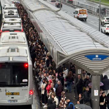 Şirinevler Metrobüs Durağında Yoğunluk Nedeniyle İşe Gidemiyoruz