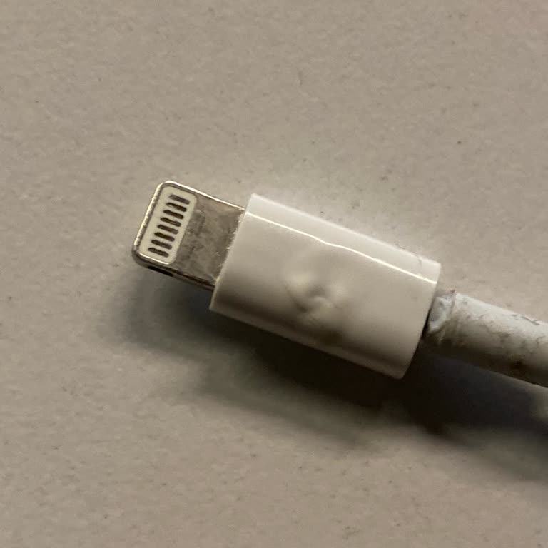 Apple Şarj Kablosu Eridi, Garanti Belgesi De İade Edilmedi