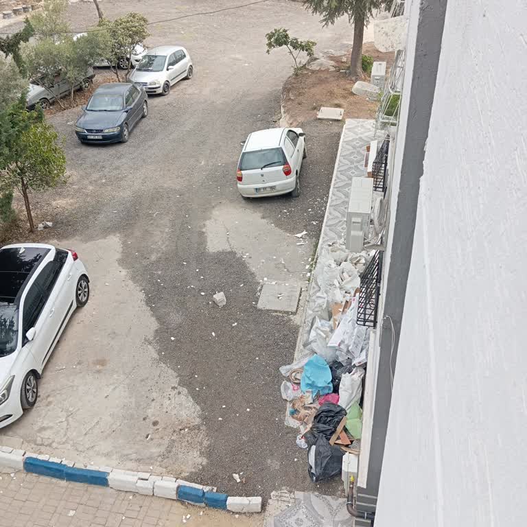 Çukurova 100. Yıl Mahallesinde İki Haftadır Alınmayan Molozlar Hem Güvenliği Hem Huzuru Tehdit Ediyor