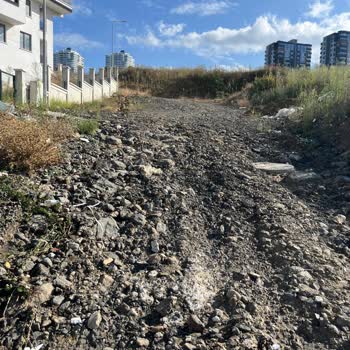 Uzun Süredir Onarılmayan Yol Ve Güvenlik Sorunu Nedeniyle Mağduriyet