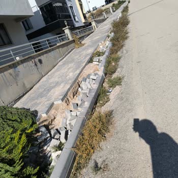 Yağmurda Dağılan Kaldırımlar İçin Acil Müdahale Bekliyoruz