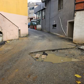 Yarım Bırakılan Yol Çalışması Araçlara Ve Güvenliğe Zarar Veriyor