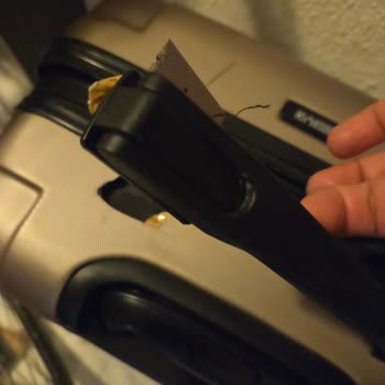 Mein Koffer war nach dem AJet (Anadolu Jet) Flug bei der Ankunft Kaputt, nicht mehr brauchbar!