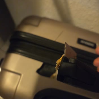 Mein Koffer war nach dem AJet (Anadolu Jet) Flug bei der Ankunft Kaputt, nicht mehr brauchbar!