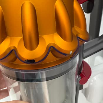 Dyson Submarine V15 Detect Showing Poor Build Quality And Damage