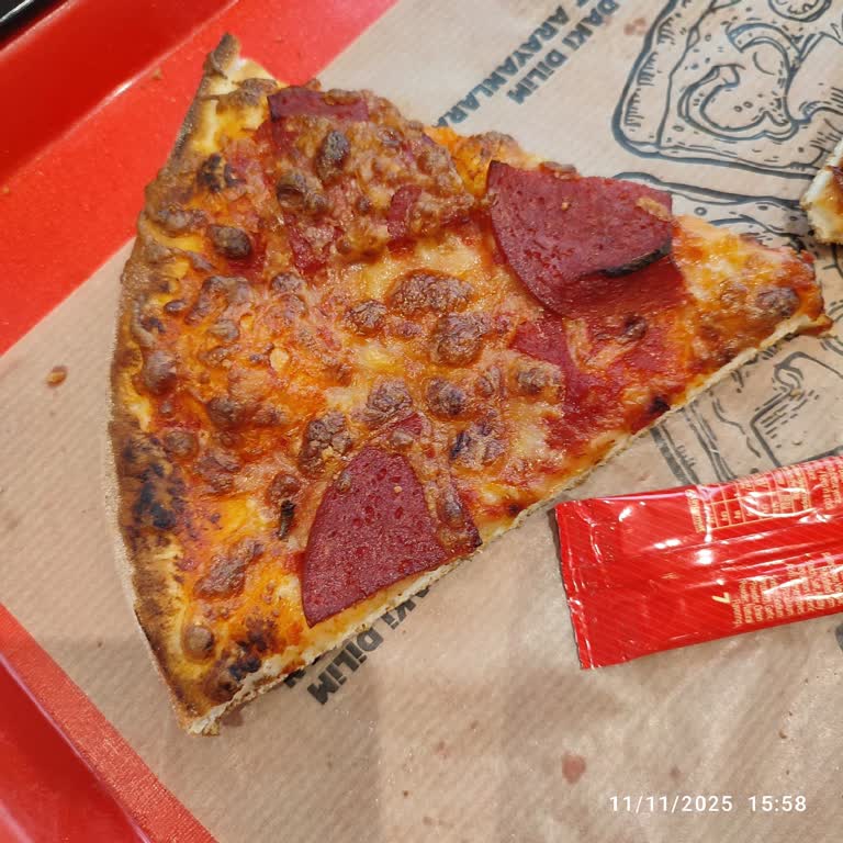 Sipariş Edilen Pizza Görseldekiyle Uyuşmadı, Malzeme Eksik Ve Yanık Geldi