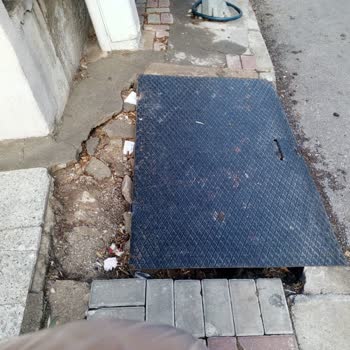 Çöken Altyapı Çukuru Mahalle Sakinlerini Ve Çocukları Tehlikeye Atıyor