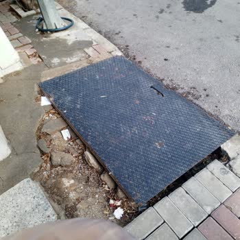 Çöken Altyapı Çukuru Mahalle Sakinlerini Ve Çocukları Tehlikeye Atıyor