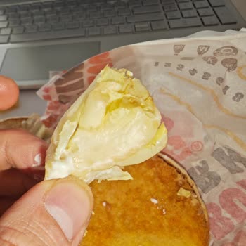 Burger King Menüsünde Marul Köküyle Karşılaştım, Hijyen Ve Özen Eksikliği Var