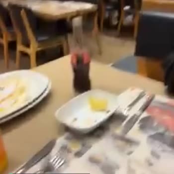 HD İskender Restaurant Çok Büyük Bir Saygısızlık Var Çalışan Bir Garson Tarafından
