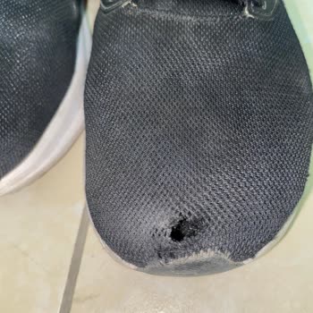 Aldığım Ayakkabı Kısa Sürede Yırtıldı, Mağaza İlgisiz Davrandı