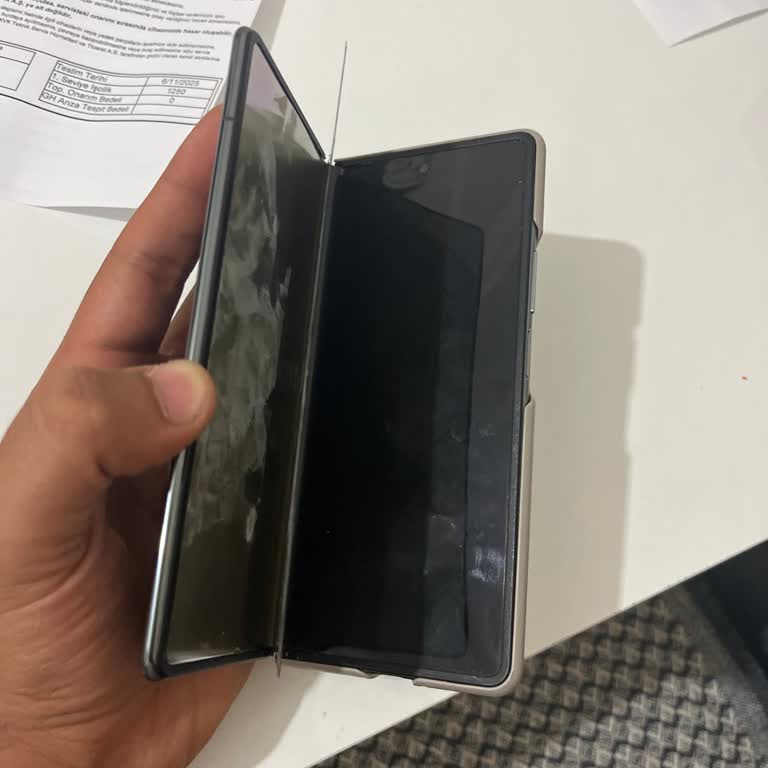 Katlanabilir Telefonun Ekranı 5 Ayda Yerinden Çıktı, Garanti Kapsamında Çözüm Sunulmadı