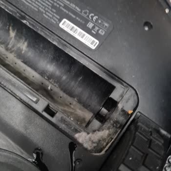 Servisten Gelen Robot Süpürge Hem Kirli Hem Islak Kutuda Teslim Edildi