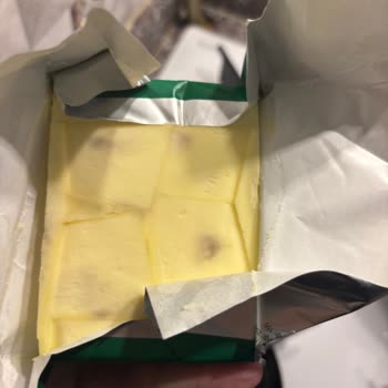 Son Kullanma Tarihi Geçmemiş Tereyağında Renk Değişikliği Ve Bozulma