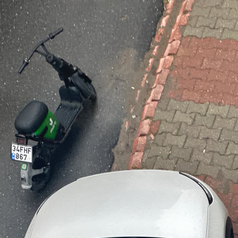 Apartman Girişini Kapatan Scooter Parkı Ve Yetersiz Müşteri Hizmeti