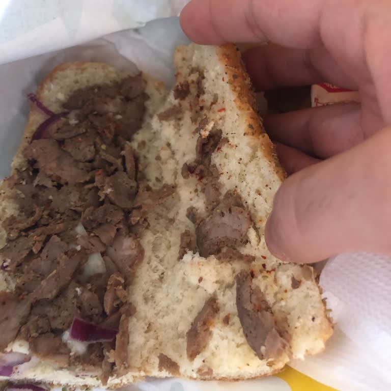 Et Sever Steak Sandviçte Et Eksikliği Ve Hayal Kırıklığı