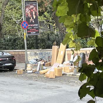 Kargo Paketlerinin Kaldırımda Dağınık Bırakılması Güvenliği Tehlikeye Atıyor