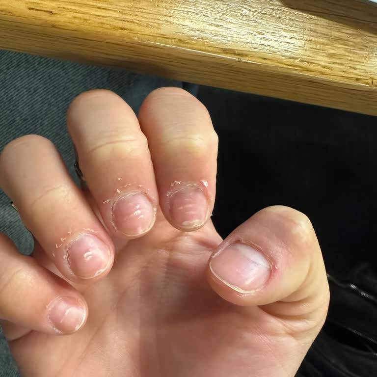 Kuşadası 777 Nail Studio'da Kötü Manikür Deneyimi Ve Nakit Ödeme Zorunluluğu