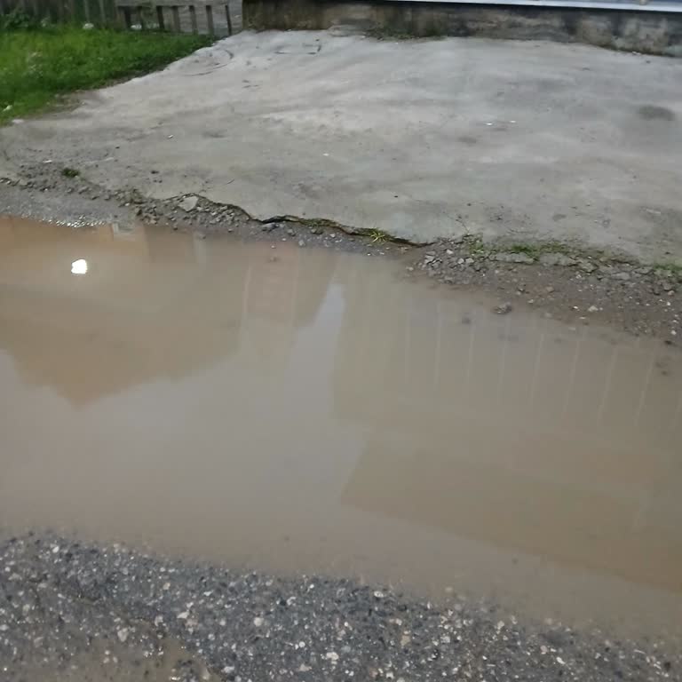 Karasu Sanayi Caddesi'ndeki Yol Çukurları Sürücü Ve Yayalar İçin Tehlike Oluşturuyor