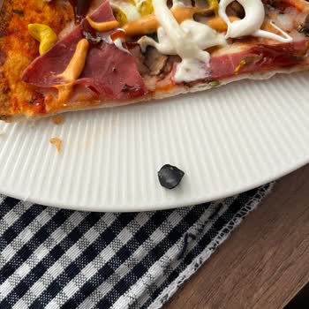 Harras Pizza İçinden Sert Plastik Parçası Çıktı!