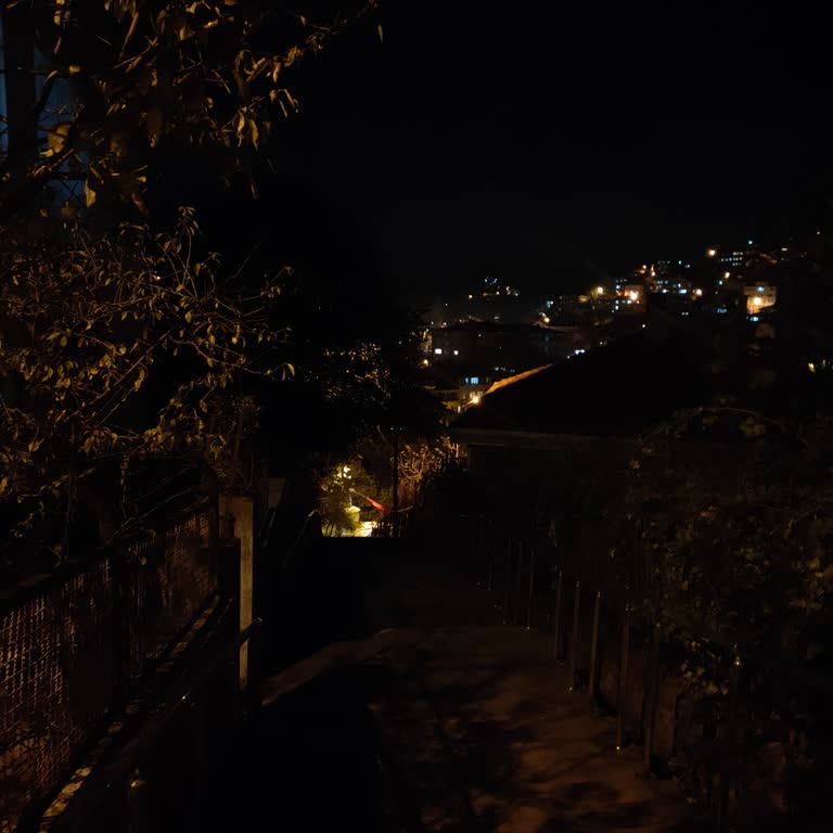 İki Yıldır Karanlıkta Kalan Merdivenler Mahallemizi Tehdit Ediyor