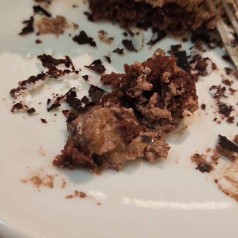 Bayat Pasta Ve İlgisiz Personel Nedeniyle Ücret İadesi Talebi