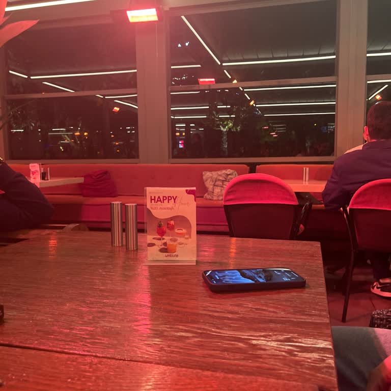 Zorlu Cafe'de İlgisiz Personel Ve Geciken Sipariş Deneyimi