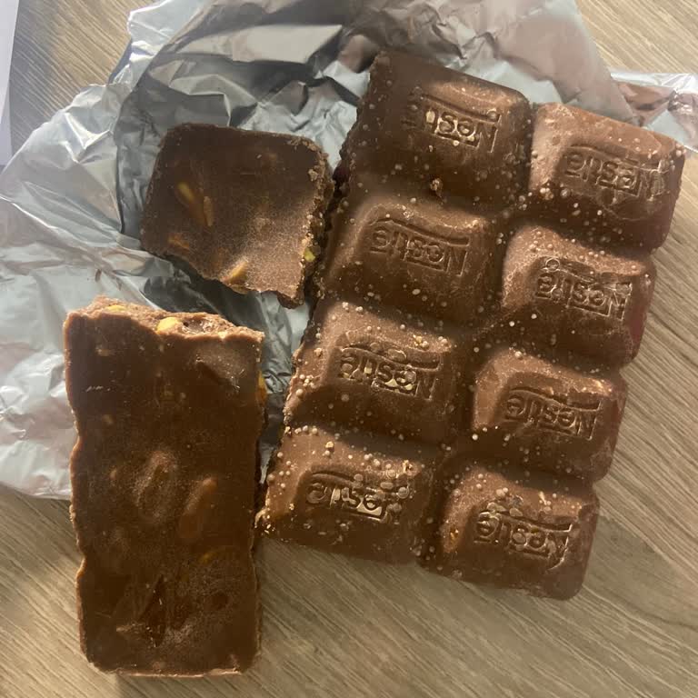 Satın Aldığım Nestle Damak Çikolatada Pütürcükler Vardı, Ücret İadesi Ve Açıklama Talep Ediyorum