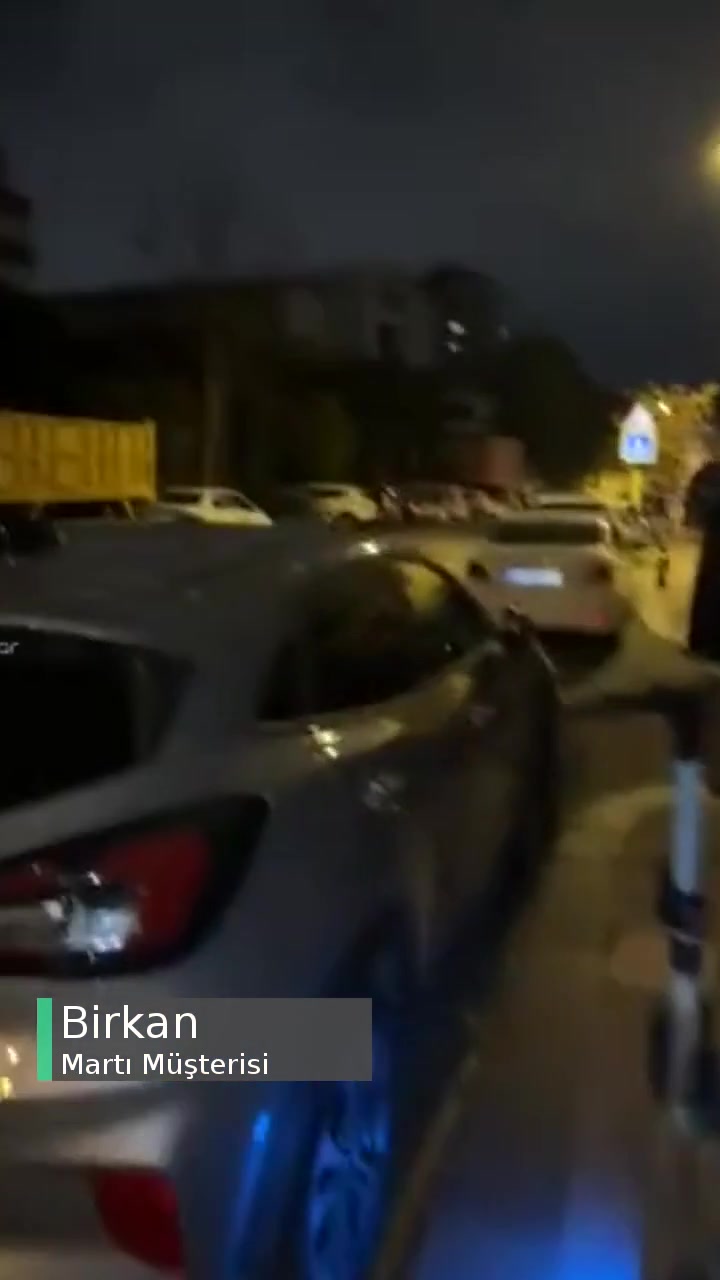 Binbin Firmasına Ait Scooter'in Kaldırıma Gelişi Güzel Park Edilmesi videonun kapak resmi