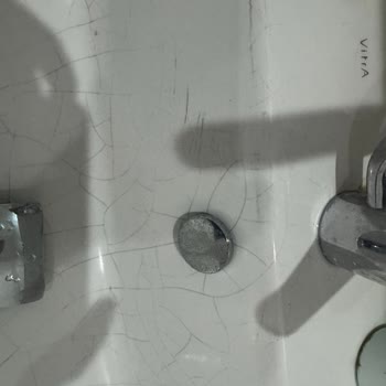 Vitra Lavaboda Yıllar İçinde Oluşan Çatlaklar Estetik Sorun Yaratıyor