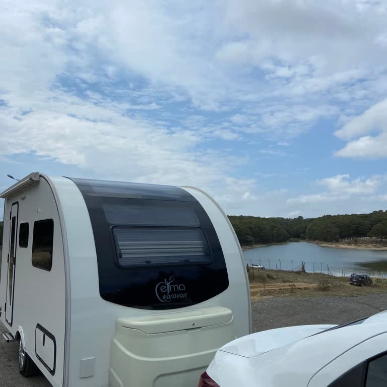 Elma Karavan & Tiny Hause Sorunlarla İlgilenmiyor