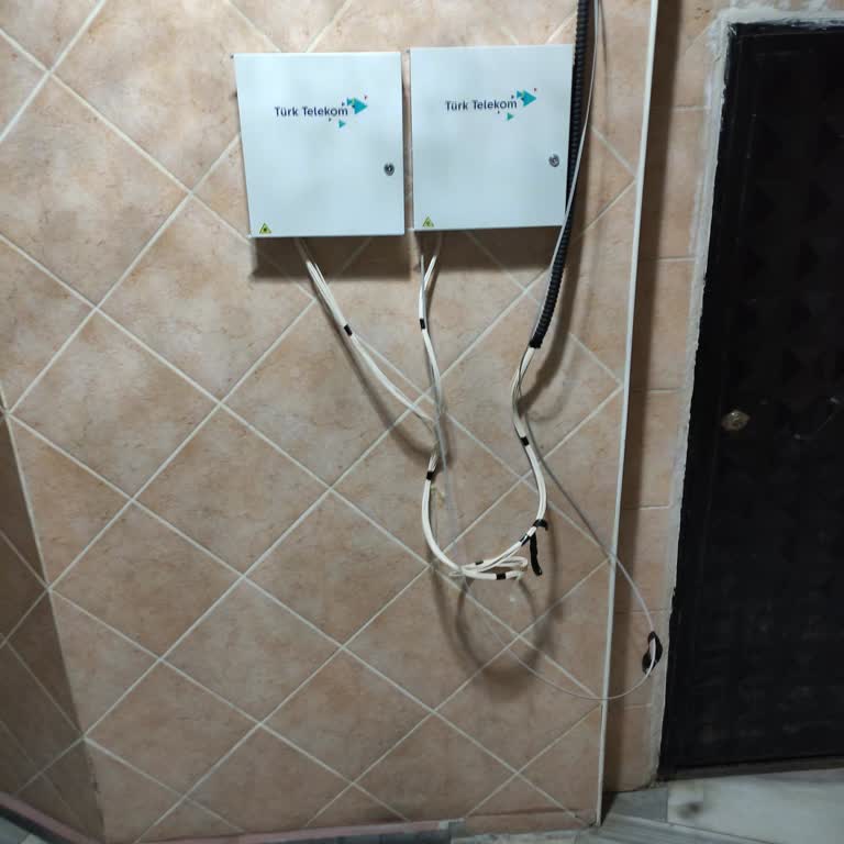 Apartman Girişinde Düzensiz Ve Tehlikeli Kablo Sorunu Çözülmüyor