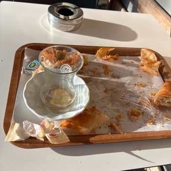 Simit Sarayında Soğuk Ürünler Ve İlgisiz Personel Mağduriyeti