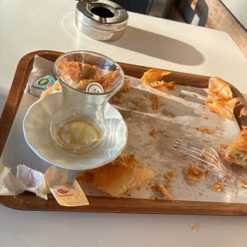 Simit Sarayında Soğuk Ürünler Ve İlgisiz Personel Mağduriyeti