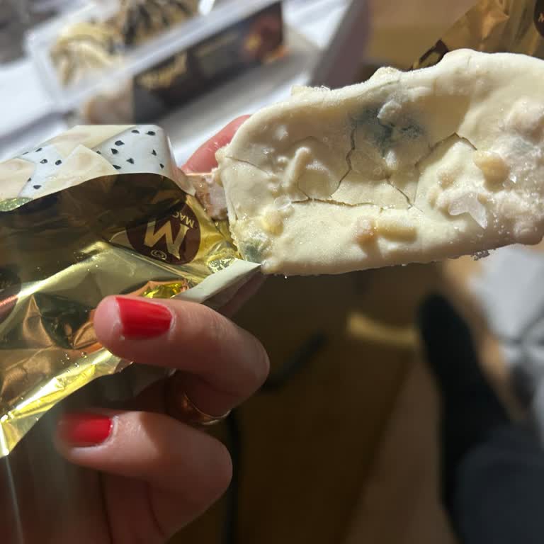 Aldığım Magnum Dondurmada Küf Ve Şekil Bozukluğu İle Karşılaştım