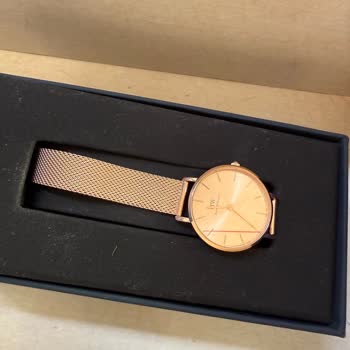 Hediye Olarak Alınan Saat Çalışmıyor Ve Kutuda 'Çalışmıyor Pil' Notu Var