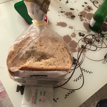 Aldığım Ekmekte Fare İzleri Çıktı Mağaza Çalışanları Çözüm Sunmadı