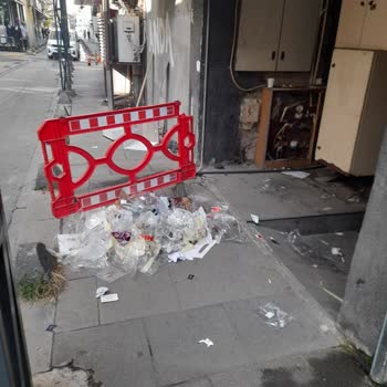 Tudors Mağazasının Çalışanları Çevreyi Kirletiyor Ve Uyarılara Olumsuz Tepki Veriyor