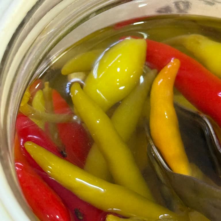 Turşu Kabında Ölü Sinekler Nedeniyle Yaşanan Hijyen Sorunu Yemek Keyfimi Bozdu