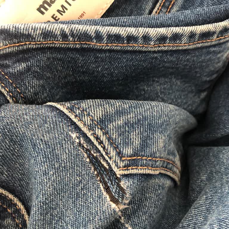 Mavi Jean'de Beklenmedik Yırtık Hayal Kırıklığı Yarattı