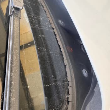 BMW 320d Ön Cam Altı Plastik Parça Güneş Nedeniyle Çatlıyor Ve Dökülüyor