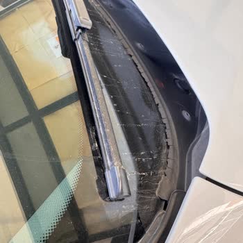 BMW 320d Ön Cam Altı Plastik Parça Güneş Nedeniyle Çatlıyor Ve Dökülüyor
