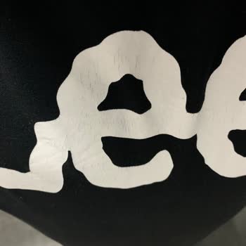 Lee Tişörtün Baskısı Birkaç Yıkamada Çatladı Ve Deforme Oldu