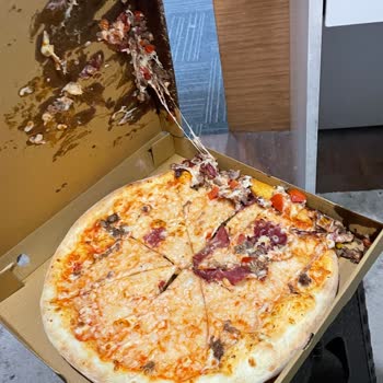 Kutuda Yapışan Boş Pizzalar Ve Yetersiz Müşteri Desteğiyle Yaşanan Hayal Kırıklığı