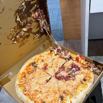 Kutuda Yapışan Boş Pizzalar Ve Yetersiz Müşteri Desteğiyle Yaşanan Hayal Kırıklığı