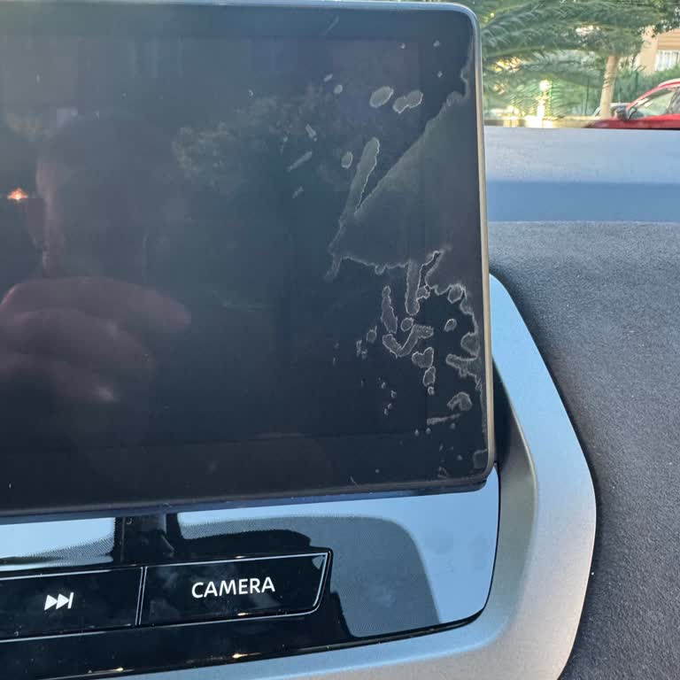 Sıfır Aldığım Nissan Qashqai'nin Multimedya Ekranında Teslimden Sonra Leke Sorunu Yaşadım