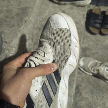 FLO'dan Aldığım Adidas Ayakkabı Hem Yırtıldı Hem De Orijinalliğinden Şüpheliyim