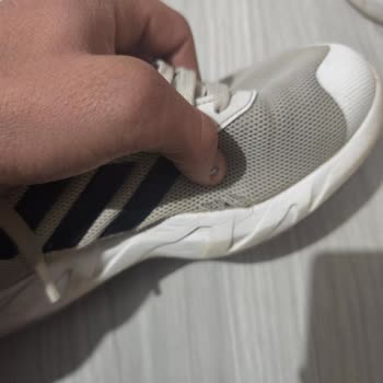 FLO'dan Aldığım Adidas Ayakkabı Hem Yırtıldı Hem De Orijinalliğinden Şüpheliyim