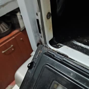 Simfer Mini Fırının Menteşeleri Kısa Sürede Kırıldı, Ücretsiz Parça Talep Ediyorum