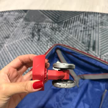 Matmazel Az Kullanılan Valizin Tekerlekleri Kısa Sürede Dağıldı